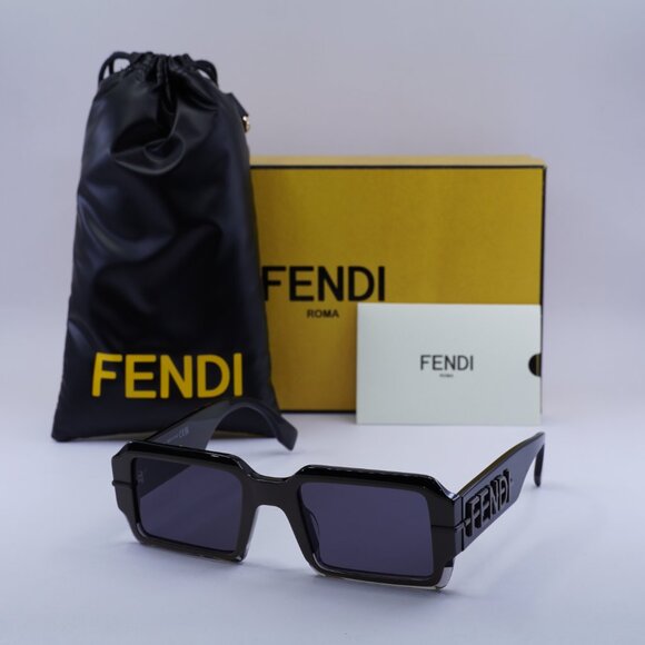 Fendi FE40073U 05A Sunglasses Black Rectangle Frame, Grey Lenses main image 4